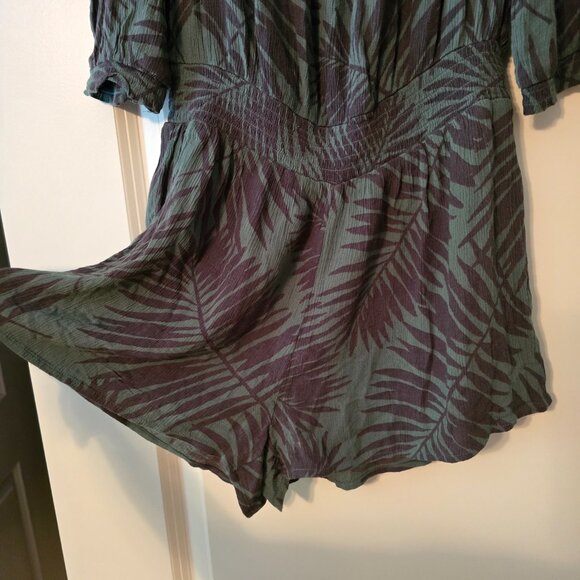Aerie Womens XS Extra Small Green Leaf Print Off The Shoulder Shorts Romper CUTE - Picture 3 of 13